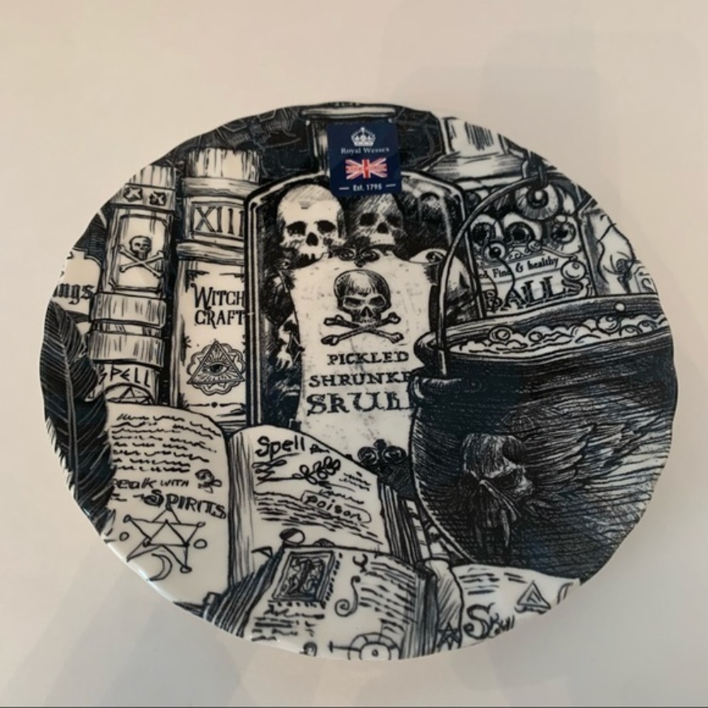 ROYAL WESSEX HALLOWEEN Shrunken Heads Plate 8”